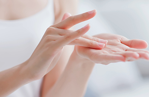 高純度・最高品質のプレミアムエッセンシャルオイルのヒノキジェル